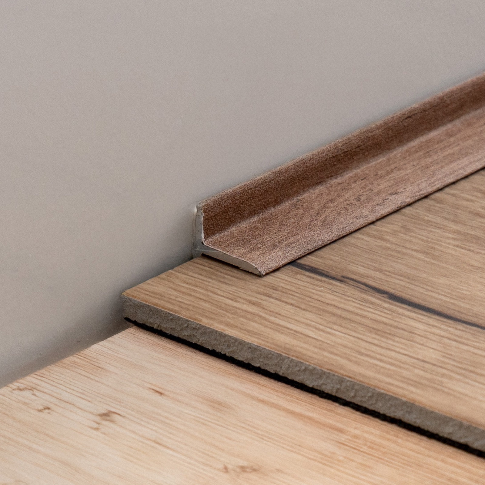 Luvanto Old English Oak Finishing Strip 2
